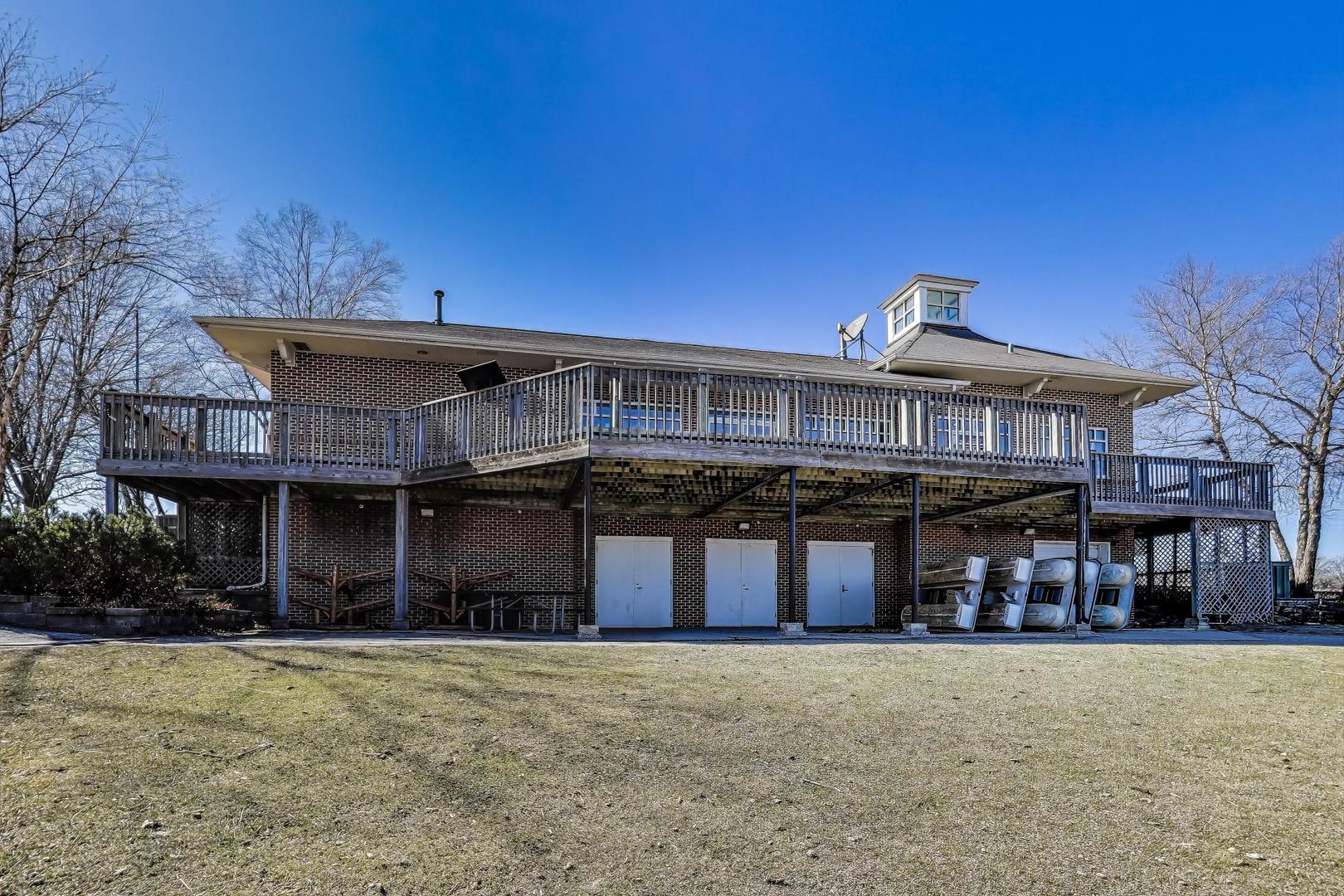 2207 North Brighton Place Arlington Heights, IL 60004 - Photo 34 of 37 a front view of a house with a garden and yard