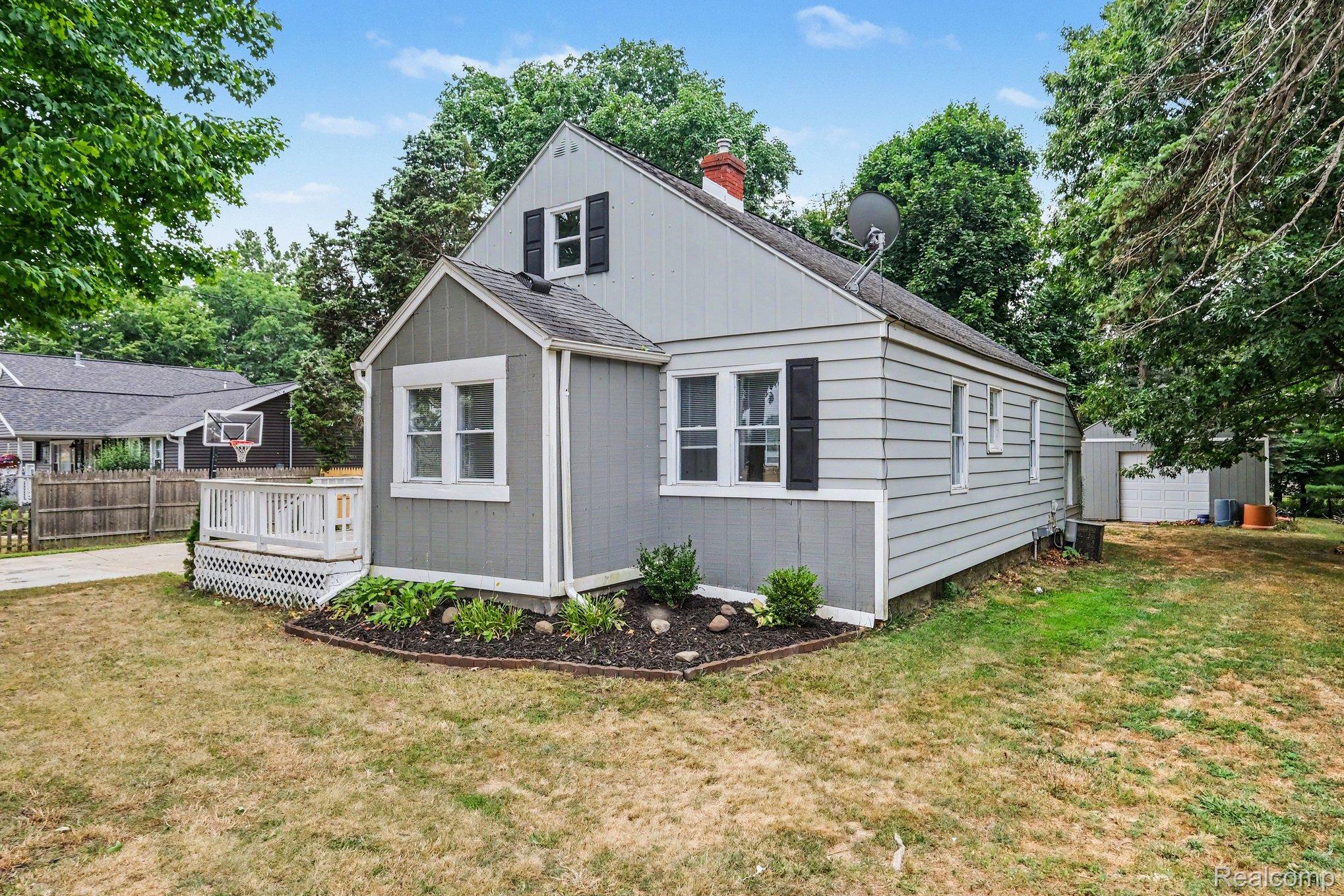 437 Deland Road Flushing, MI 48433 - Photo 2 of 27 001_file_4578.jpg