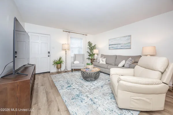 $2,300 | 114 Ethel Circle, Unit 17, Ocean Springs, MS 39564
