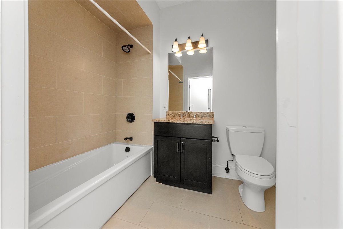 2500 Green Bay Road, Unit 403 Evanston, IL 60201 - Photo 5 of 16 a bathroom with a bathtub sink mirror and toilet