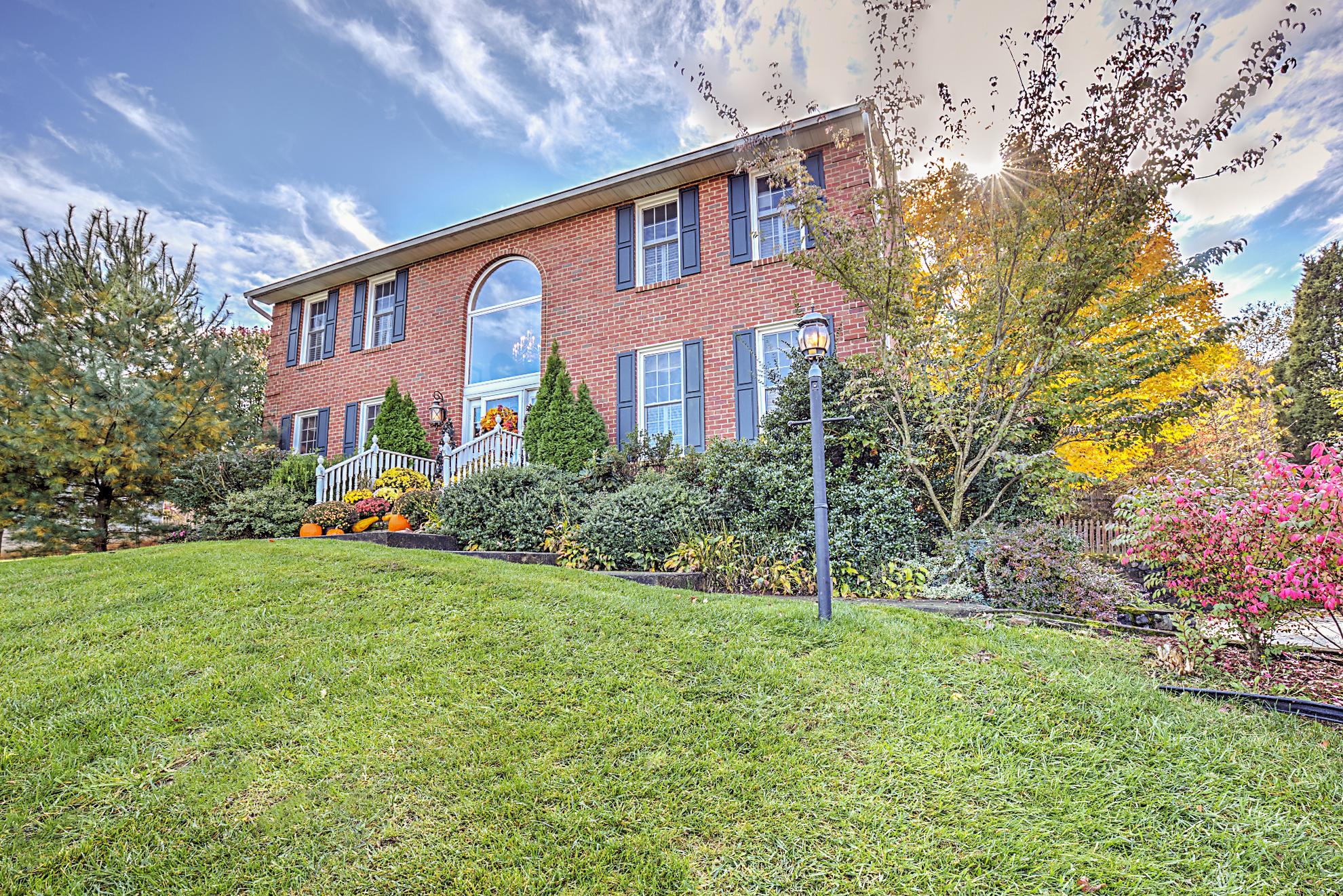 246 McIntosh Road Roanoke, VA 24019 - Photo 1 of 41 Front2