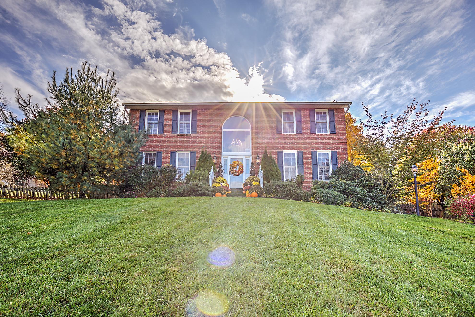 246 McIntosh Road Roanoke, VA 24019 - Photo 2 of 41 FrontSun