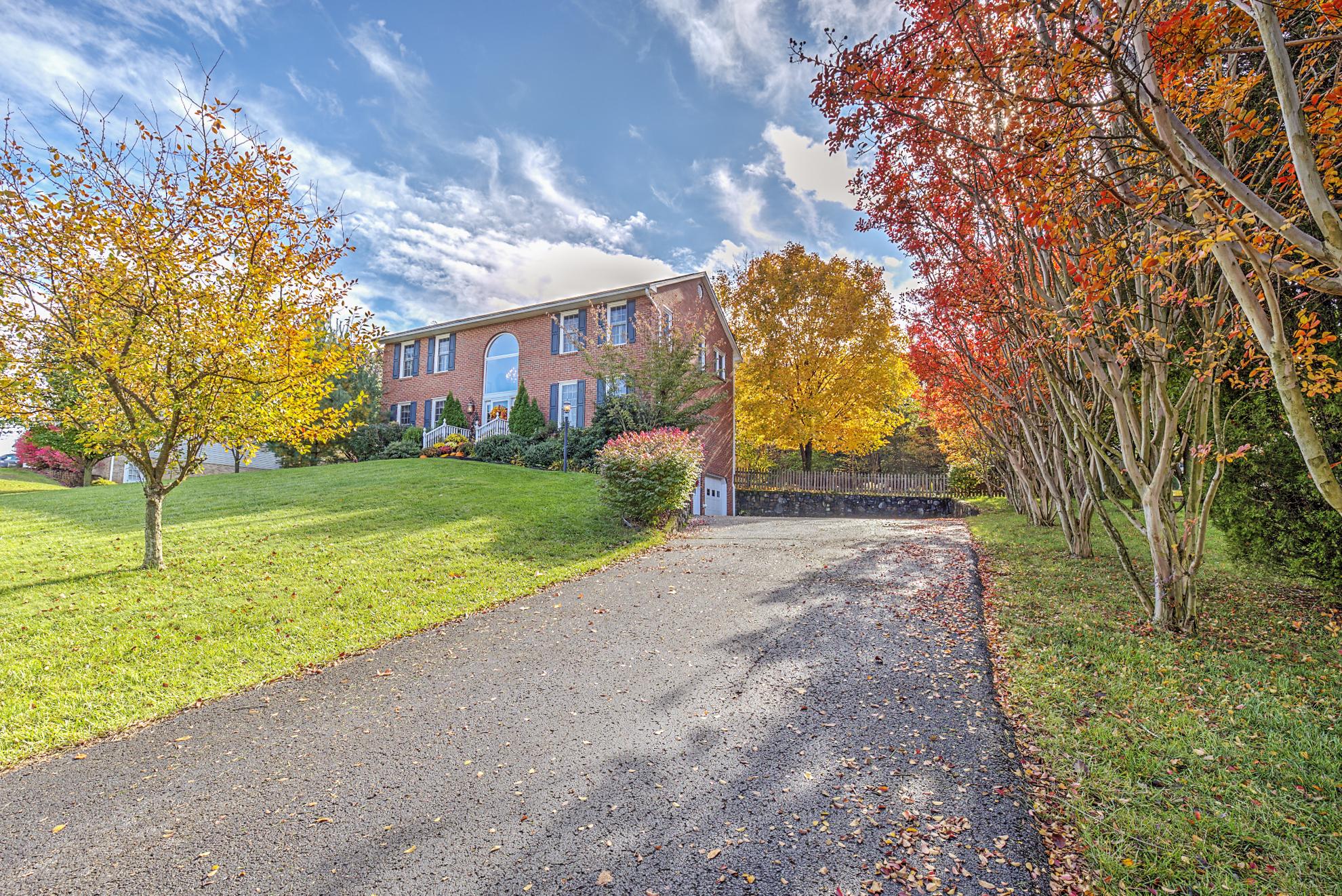 246 McIntosh Road Roanoke, VA 24019 - Photo 6 of 41 Front1