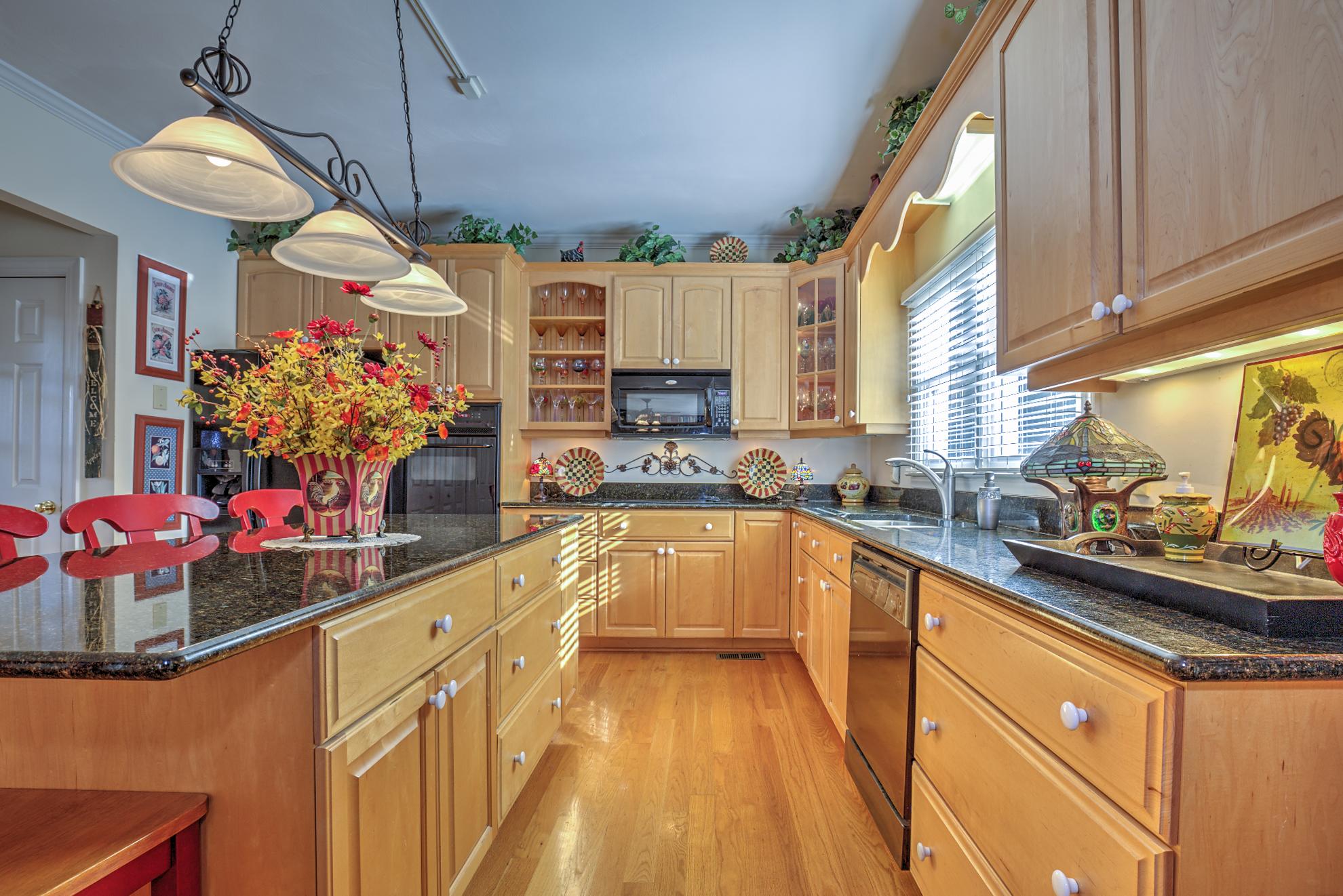 246 McIntosh Road Roanoke, VA 24019 - Photo 9 of 41 Kitchen3