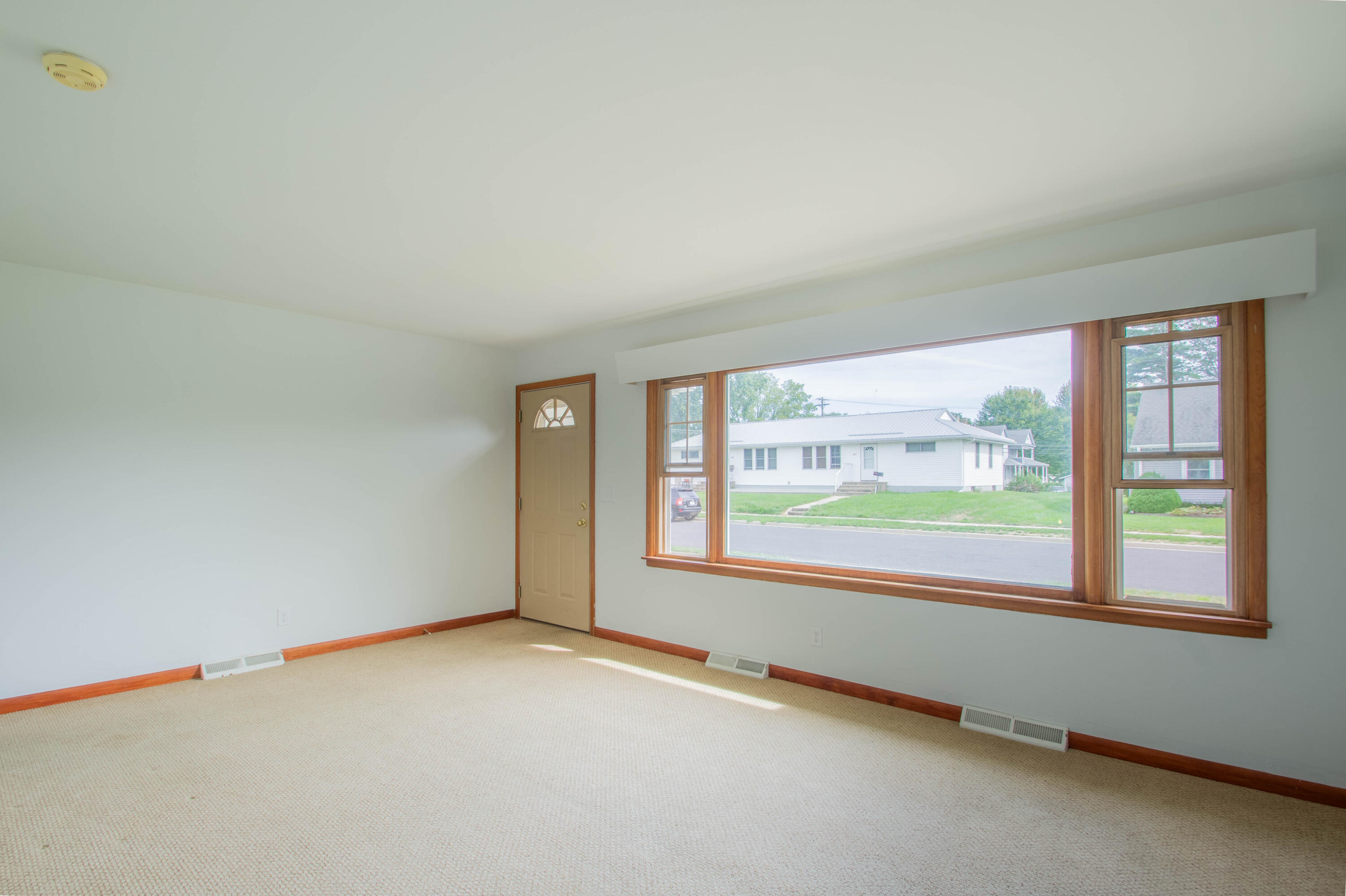 315 Edison Street Waterloo, WI 53594 - Photo 12 of 51 Living Room