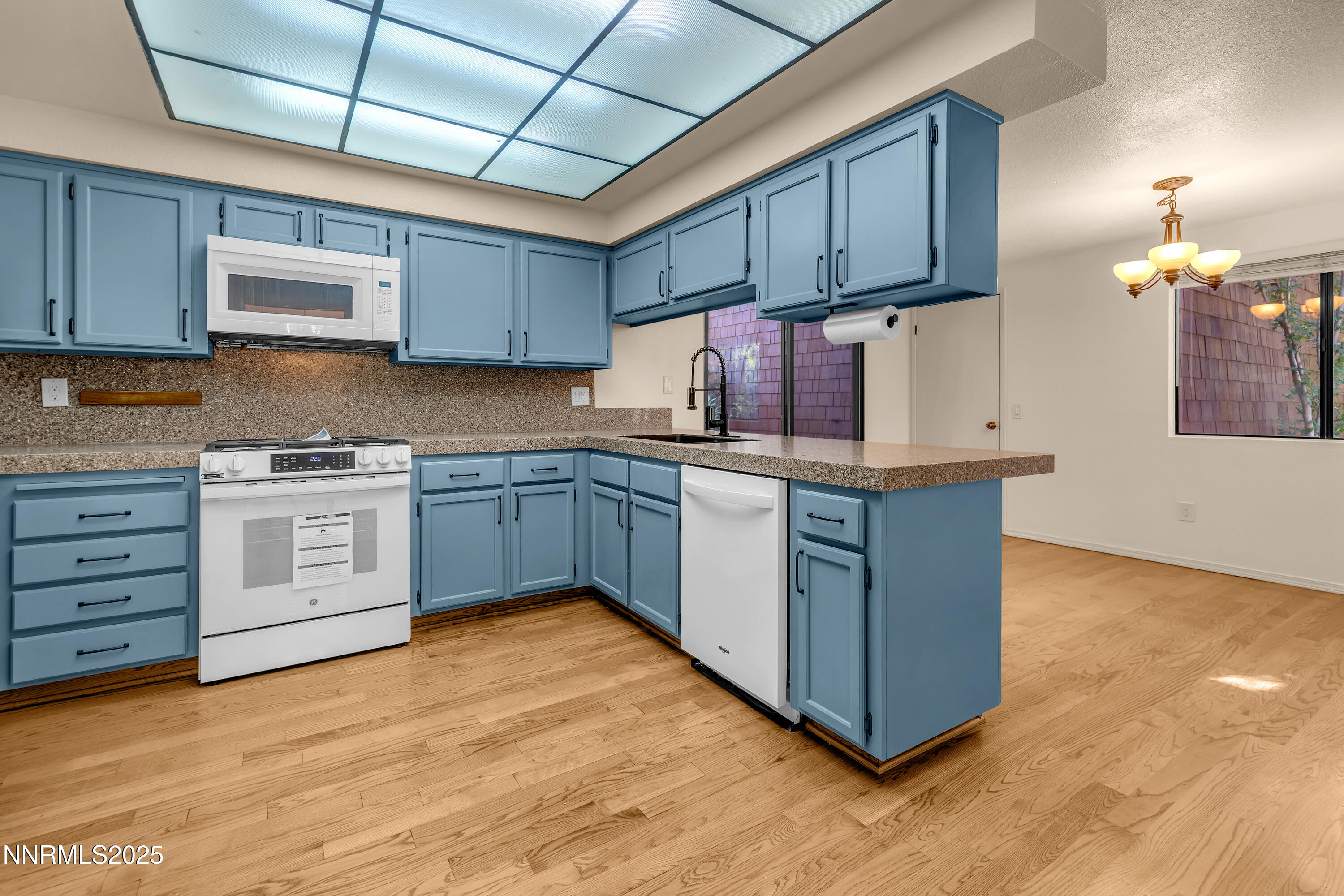 320 West Riverview Circle Reno, NV 89509 - Photo 3 of 47 Kitchen