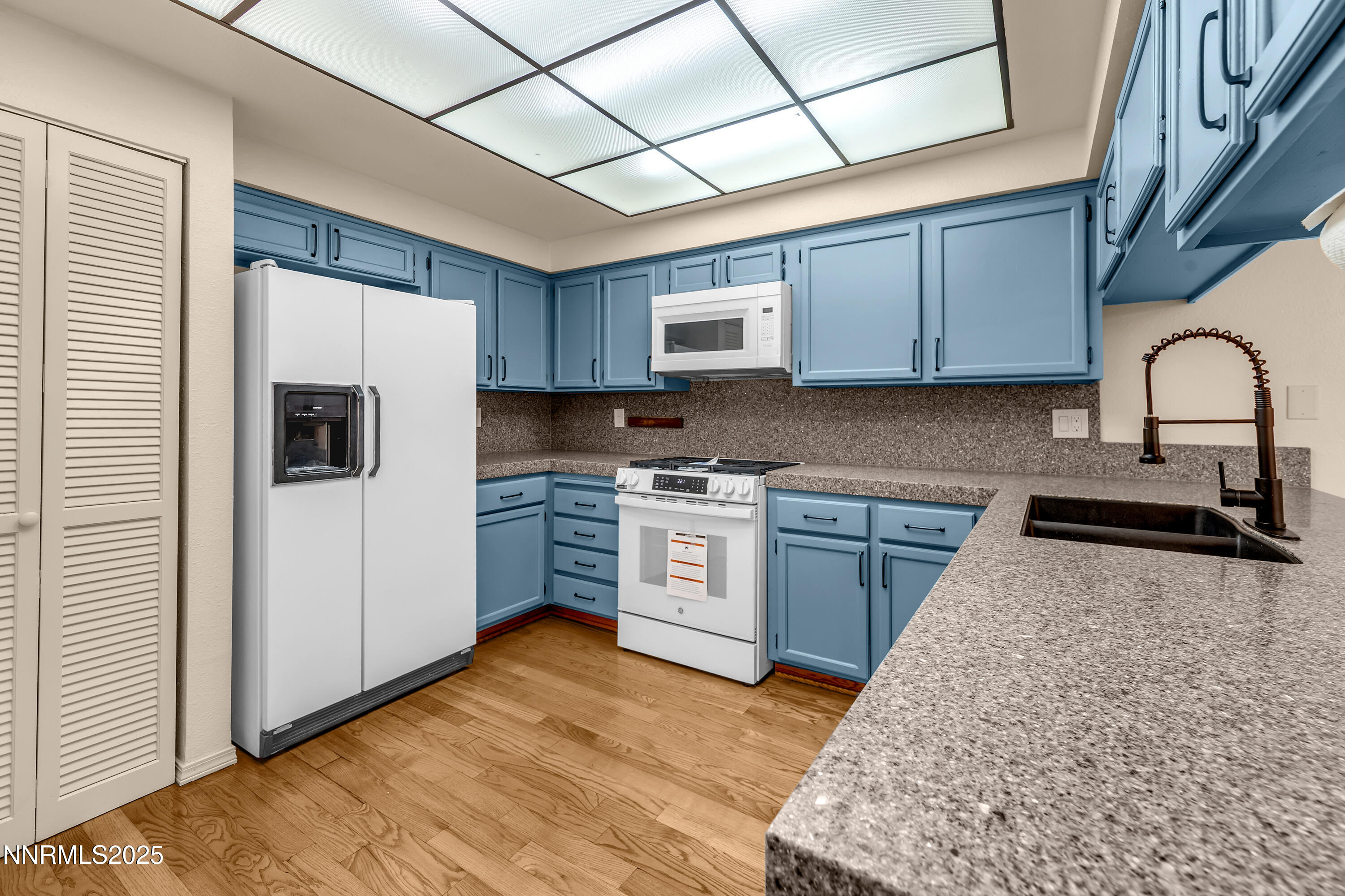 320 West Riverview Circle Reno, NV 89509 - Photo 4 of 47 Kitchen