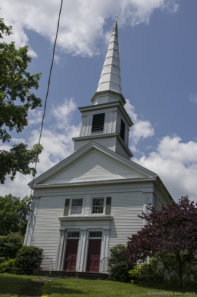 685 Kent Road New Milford, CT 06755 - Photo 2 of 34 a front view of a house with garden
