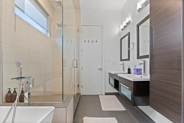 $6,000 | 2437 West Jackson Boulevard, Chicago, IL 60612