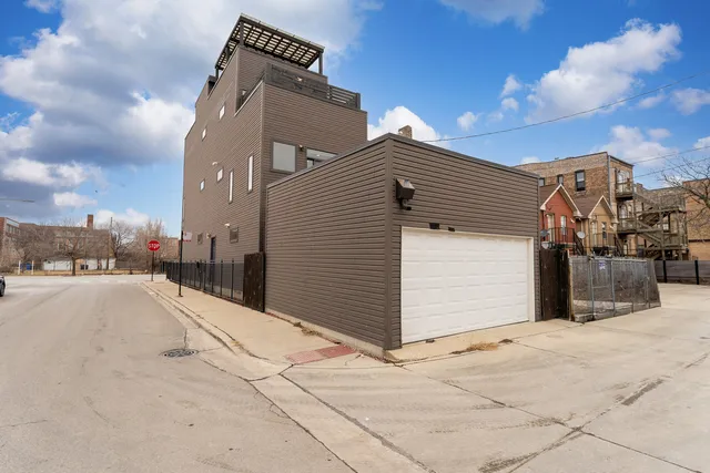 $6,000 | 2437 West Jackson Boulevard, Chicago, IL 60612