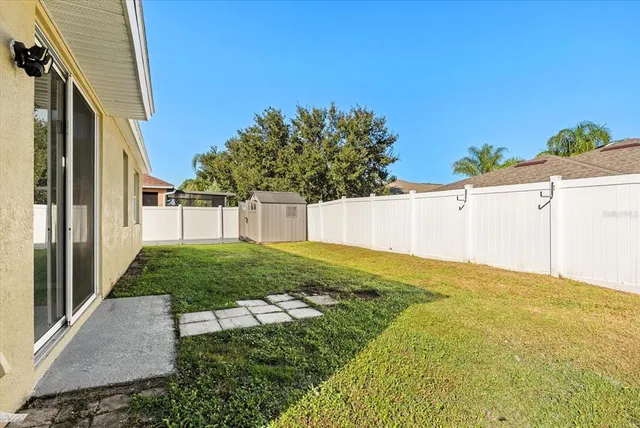 a view of a backyard