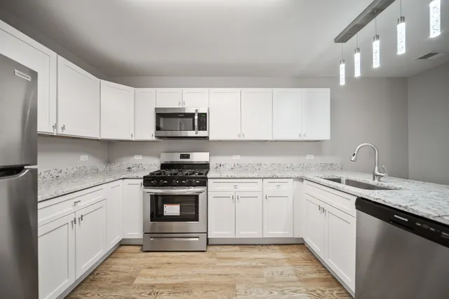 $1,695 | 5 South Virginia Road, Unit 6, Crystal Lake, IL 60014