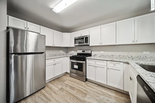 $1,695 | 5 South Virginia Road, Unit 6, Crystal Lake, IL 60014