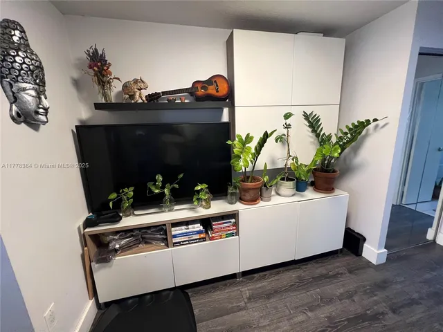 $377,900 | 221 Meridian Avenue, Unit 206, Miami Beach, FL 33139