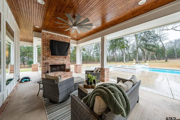 $995,000 | 23332 Fm 1995, Lindale, TX 75771