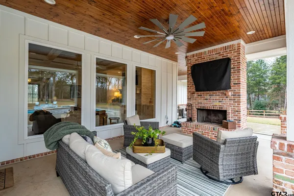 $995,000 | 23332 Fm 1995, Lindale, TX 75771