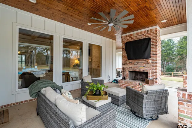 $995,000 | 23332 Fm 1995, Lindale, TX 75771