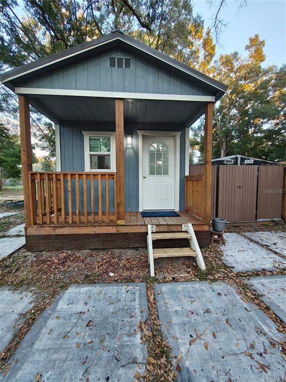 820 North Wekiwa Springs Road Apopka, FL 32712 - Photo 13 of 51 a front view of a house with garden