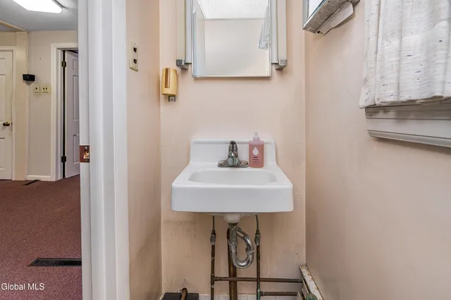 $525,000 | 17 Morningside Drive, Bethlehem, NY 12054