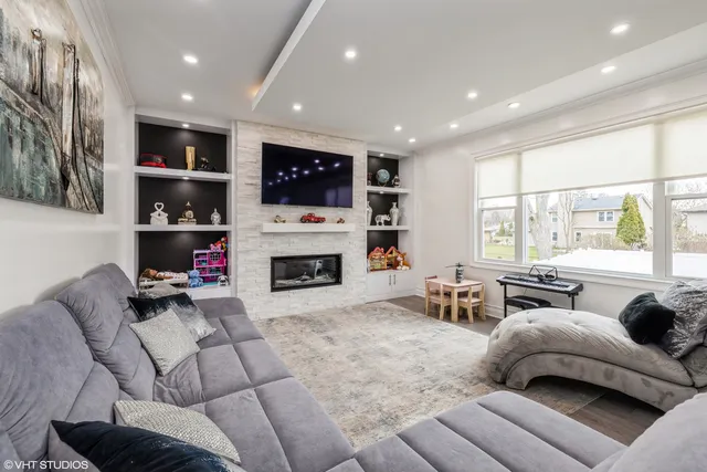 $779,900 | 7517 Main Street, Darien, IL 60561