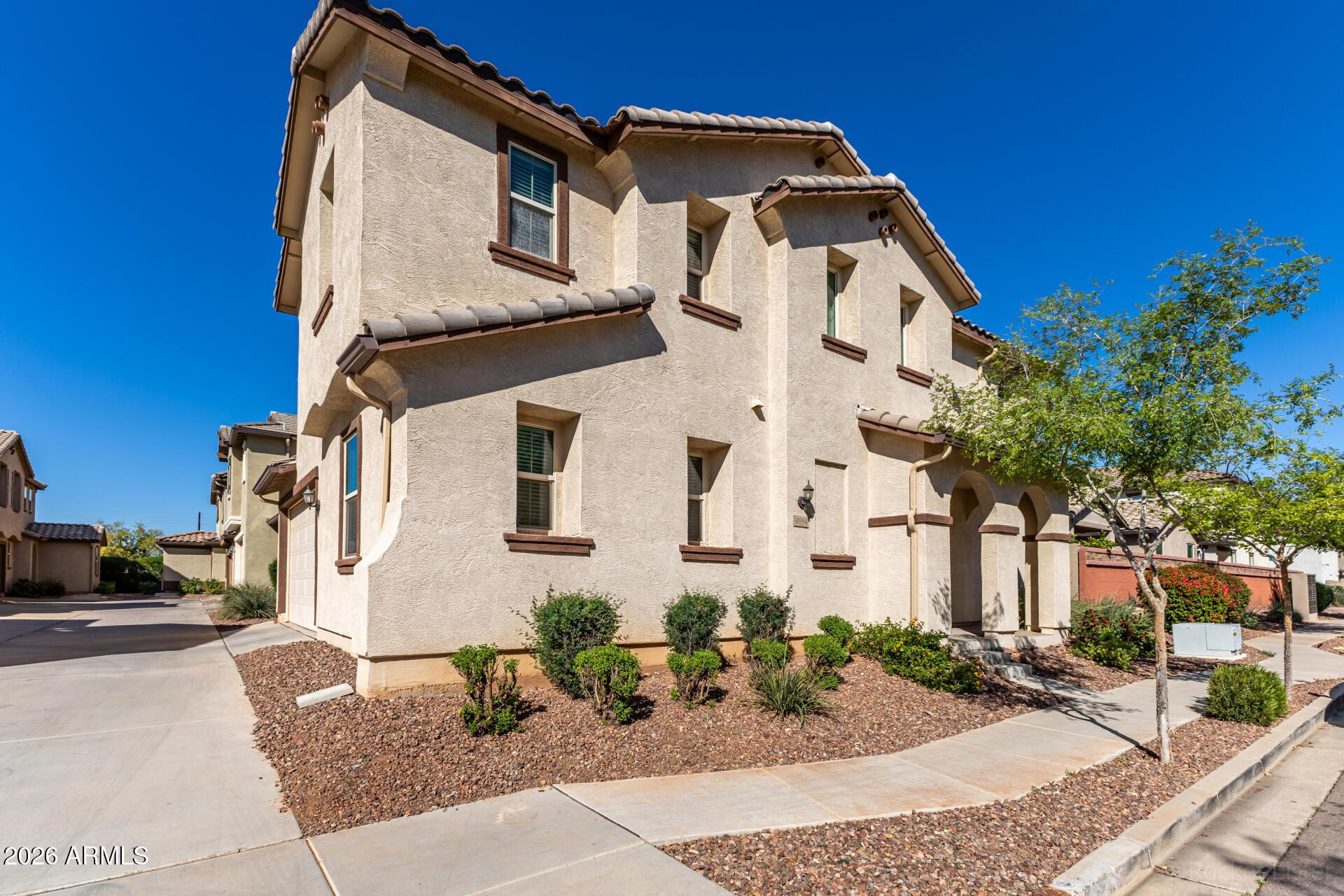 4084 East Ranch Road Gilbert, AZ 85296 - Photo 2 of 33 a front view of a house with garden