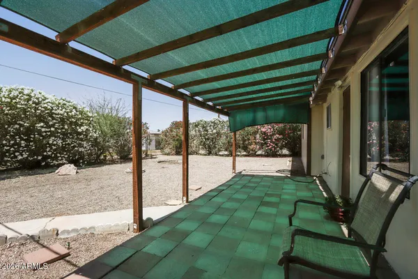 a view of a backyard
