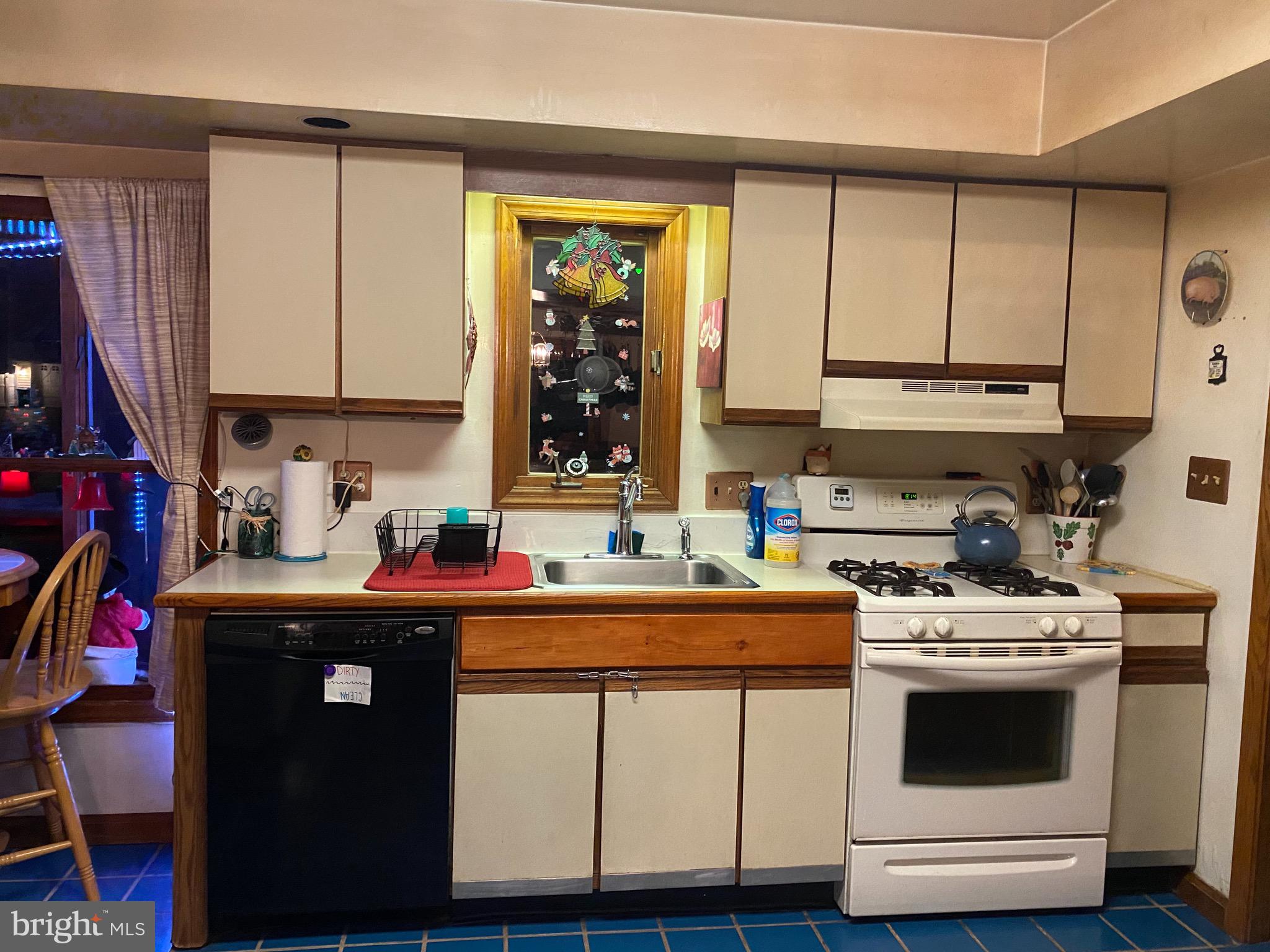 27 Sycamore Road Levittown, PA 19056 - Photo 8 of 10