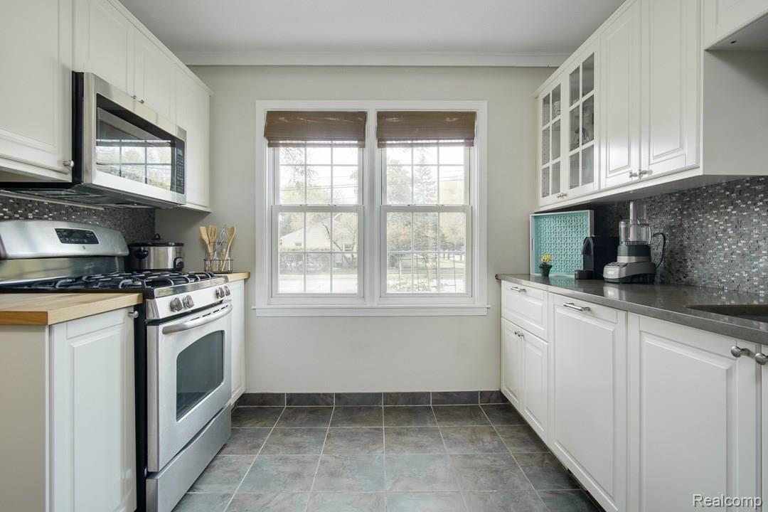 2422 West Webster Road Royal Oak, MI 48073 - Photo 11 of 29 11.jpg