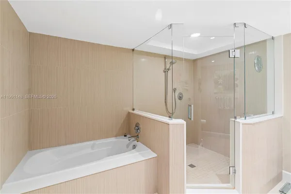 $4,250 | 1920 South Ocean Drive, Unit 17D, Hallandale Beach, FL 33009