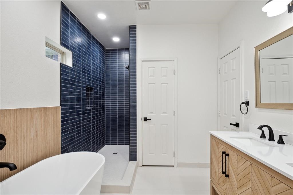 2732 Rogliano Lane League City, TX 77573 - Photo 8 of 30 Primary bathroom