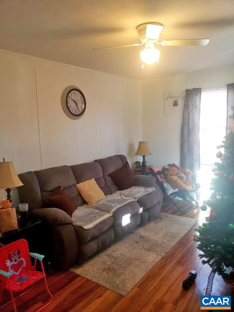 2965 Redd Shop Road Farmville, VA 23901 - Photo 2 of 16 a living room with furniture