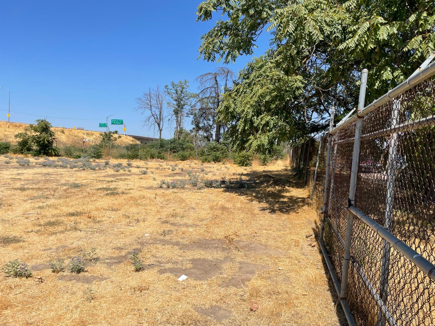 0 47827336th Fresno, CA 93706 - Photo 7 of 9 a view of a yard with wooden fence