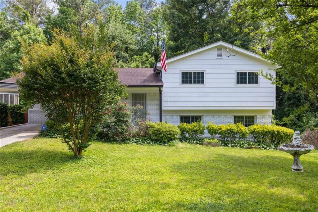 a view of a yard in front of house
