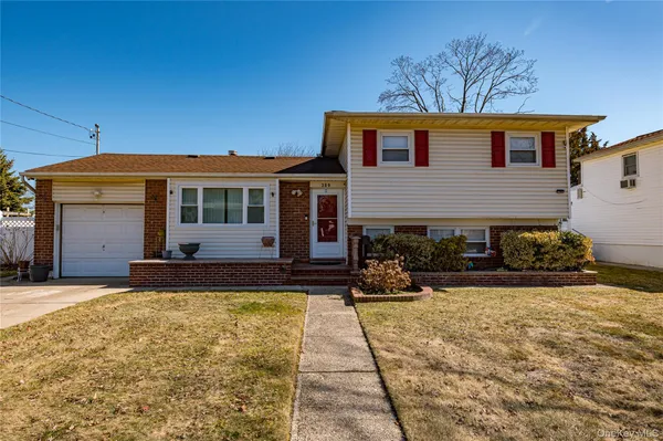 $689,000 | 389 Beebe Court, North Babylon, NY 11703