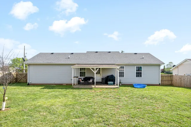 a view of a house with backyard and garden