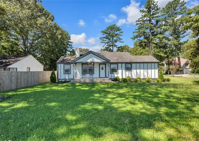 a view of a house with a yard