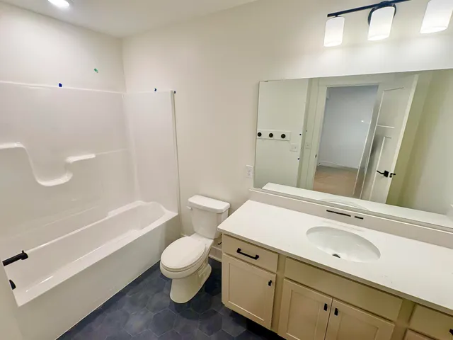 $639,900 | 7105 Kettle Dale Avenue Southeast, Alto, MI 49302