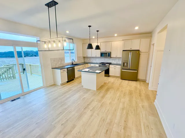 $639,900 | 7105 Kettle Dale Avenue Southeast, Alto, MI 49302