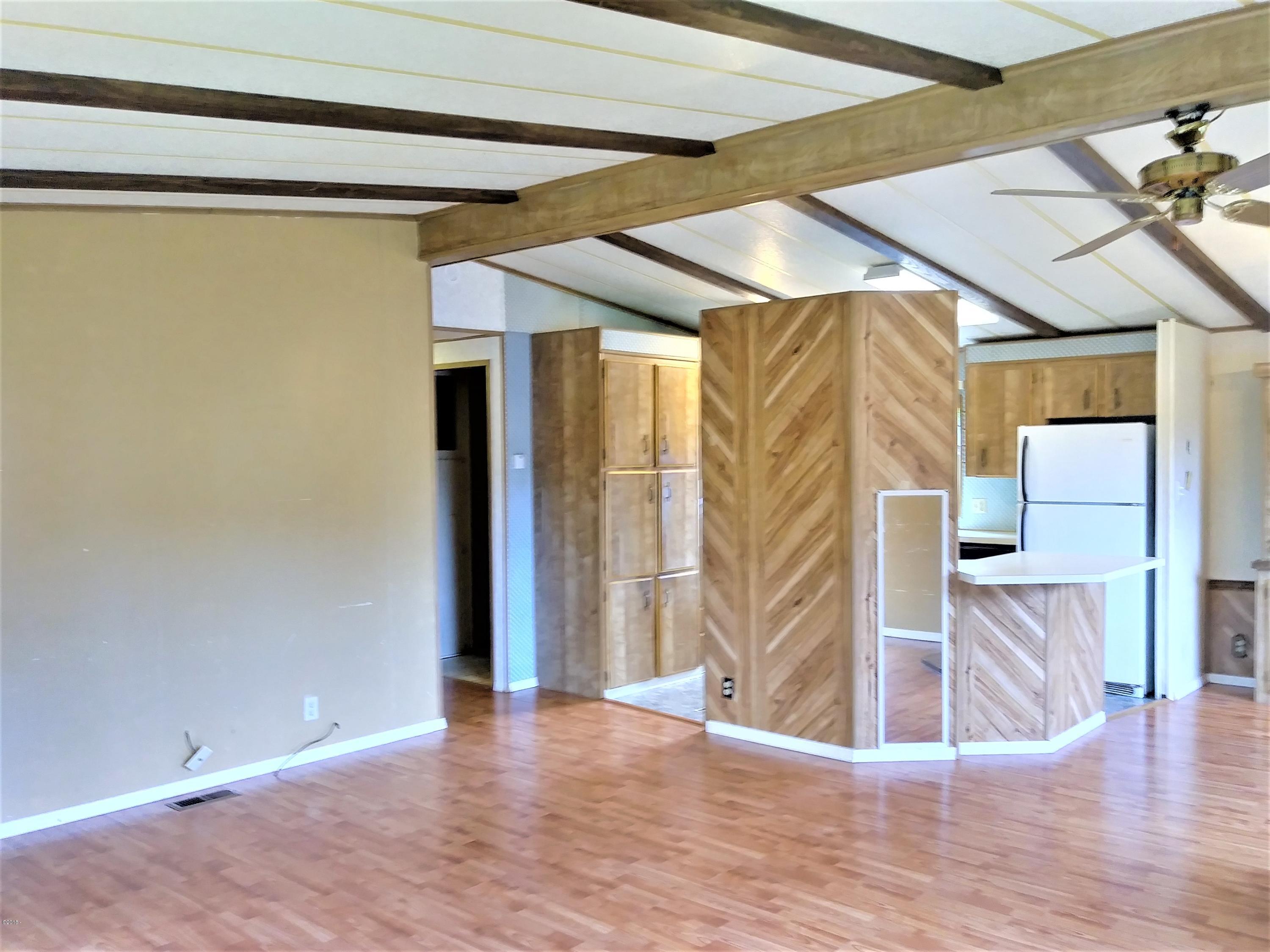 511 Southeast Moffitt Road Waldport, OR 97394 - Photo 16 of 37 Living Room