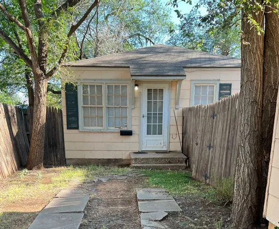 $600 | 2422 29th Street, Unit REAR, Lubbock, TX 79411
