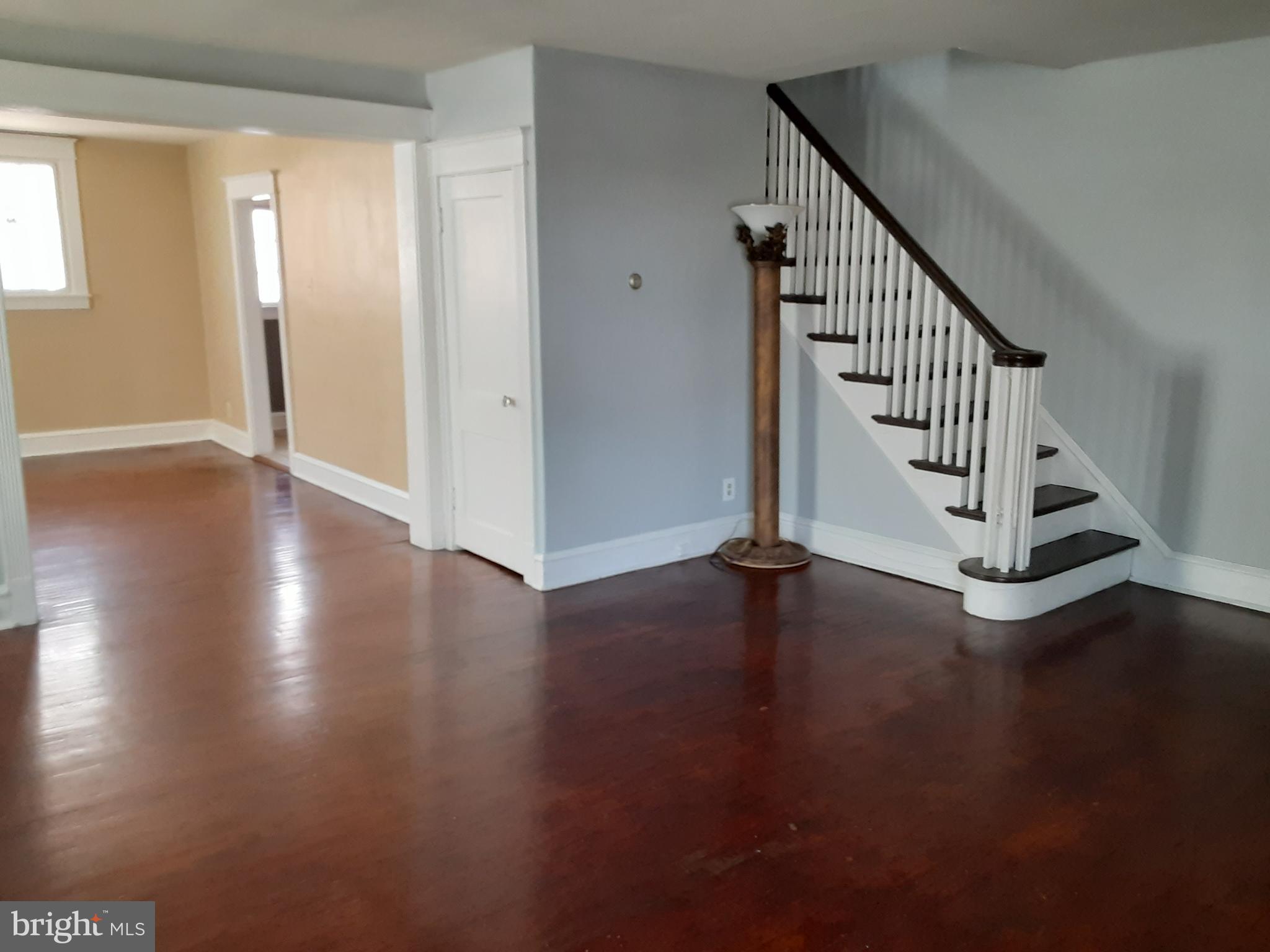 205 Shirley Road Upper Darby, PA 19082 - Photo 9 of 31 Living Room