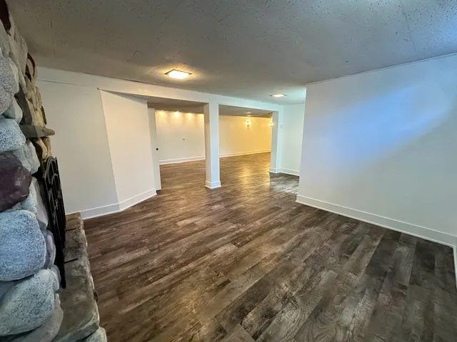 a view of entryway with a door