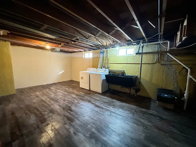 a view of utility room