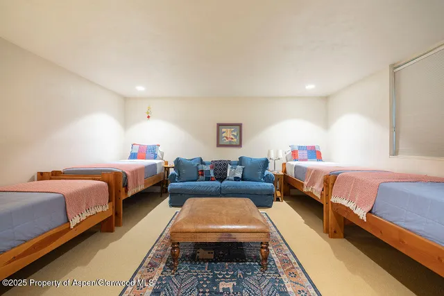 a bed room with two beds and a couch