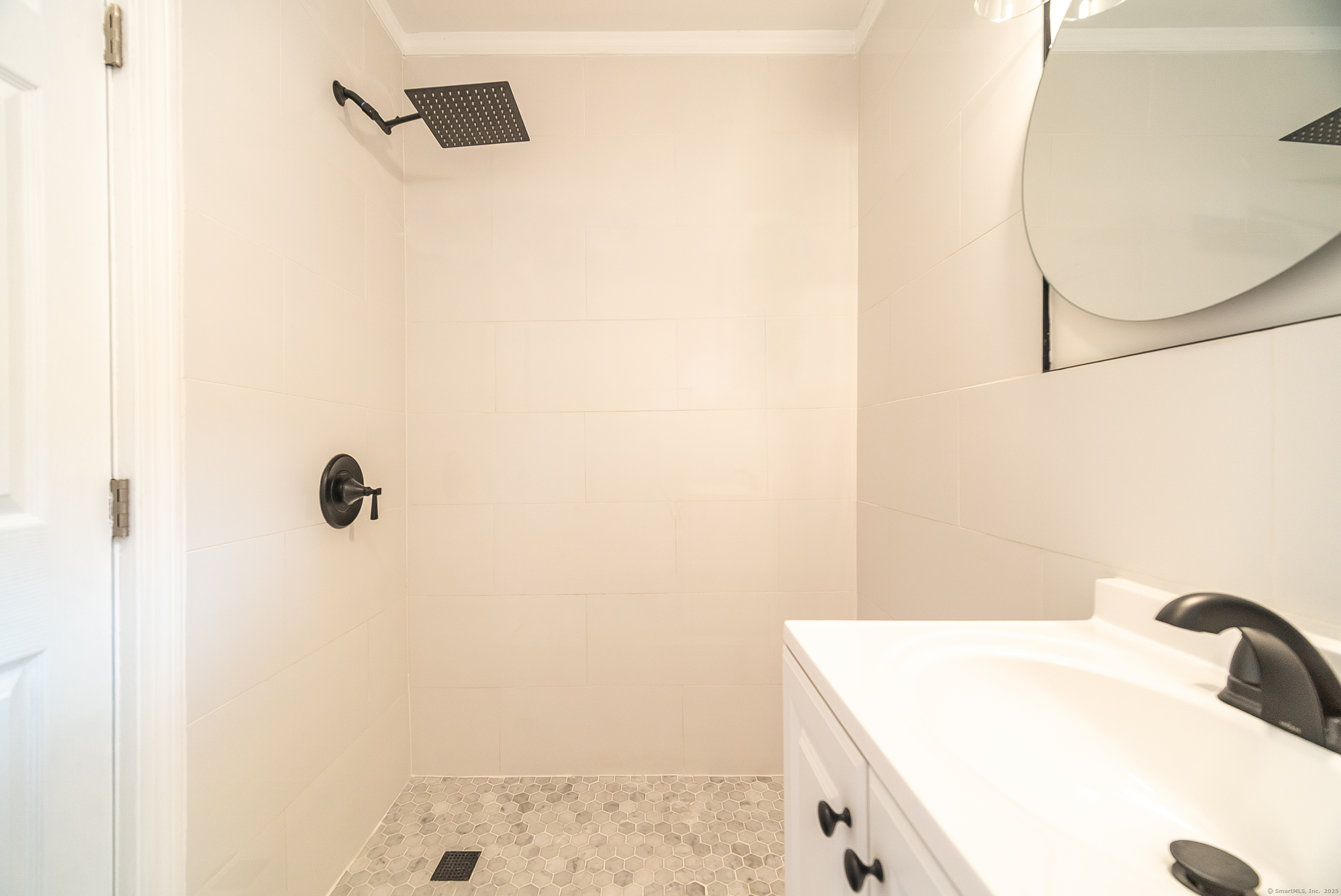 78 Warren Street Stamford, CT 06902 - Photo 13 of 40 a bathroom with a tub sink and mirror