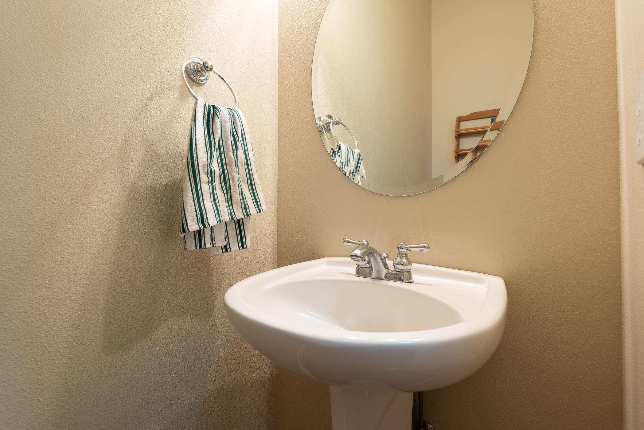 62737 Larkview Road Bend, OR 97701 - Photo 11 of 21 a bathroom with a sink a mirror and a bathtub