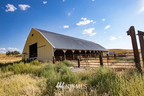 408 & 410 Emerson Road Pomeroy, WA 99347 - Photo 20 of 35 a house view with a garden space