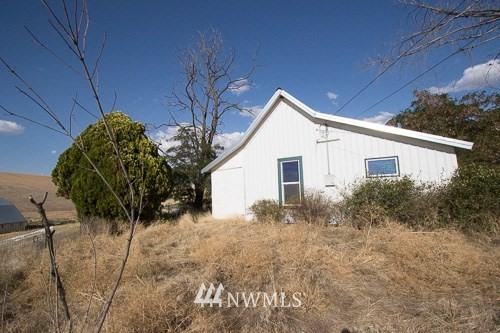 408 & 410 Emerson Road Pomeroy, WA 99347 - Photo 23 of 35 a view of a house with a yard