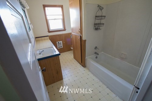 408 & 410 Emerson Road Pomeroy, WA 99347 - Photo 27 of 35 a bathroom with a tub sink and mirror