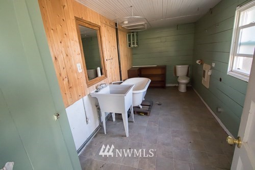 408 & 410 Emerson Road Pomeroy, WA 99347 - Photo 29 of 35 a view of a furniture in a room
